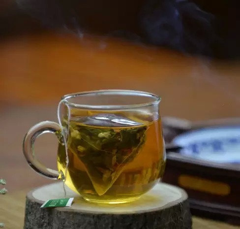 電腦族必不可少的養(yǎng)生茶：視疲憊喝枸杞茶，防輻射喝綠茶